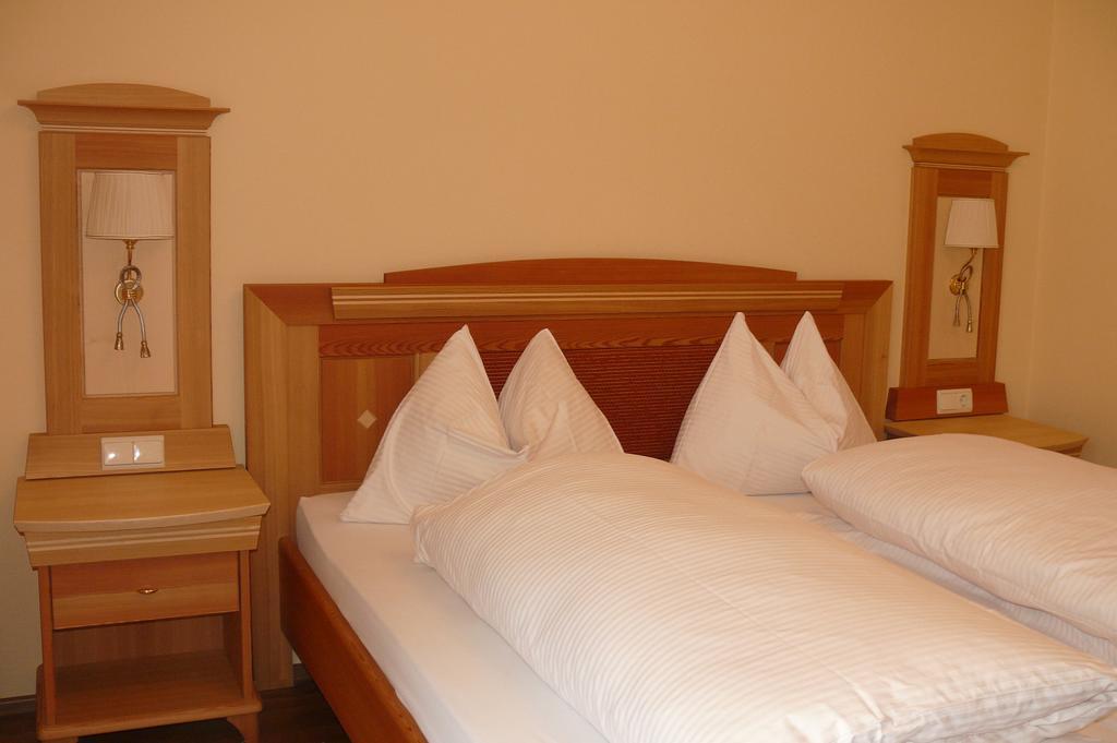 Gasthof-Pension Zur Klause Раттен Экстерьер фото