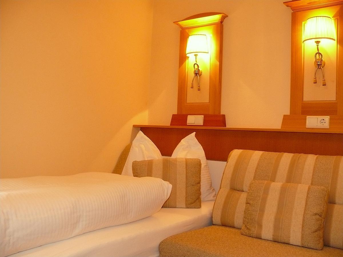 Gasthof-Pension Zur Klause Раттен Экстерьер фото